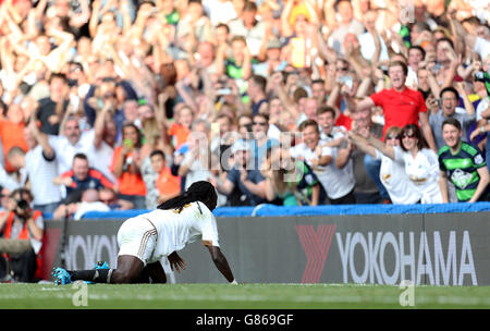 Il Bafetimbi Gomis di Swansea City celebra il secondo gol del suo lato durante la partita della Barclays Premier League a Stamford Bridge, Londra. Foto Stock