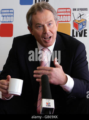 Il primo ministro britannico Tony Blair, leader del Partito laburista, è interrogato sulla radio commerciale. Foto Stock