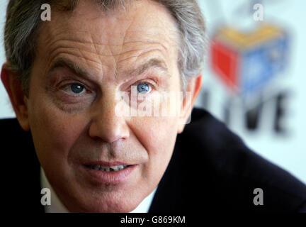 Il primo Ministro britannico Tony Blair, leader del Partito Laburista, è interrogato nello studio presso i leader britannici Live on Commercial radio. Foto Stock