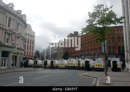 Veicoli PSNI su Royal Avenue, Belfast, come un'importante operazione di sicurezza è in corso nel centro della città, davanti a una controversa sfilata repubblicana e relative proteste loyaliste. Foto Stock