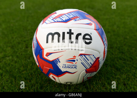 Dettaglio del pallone ufficiale della Football League Mitre Match Foto Stock