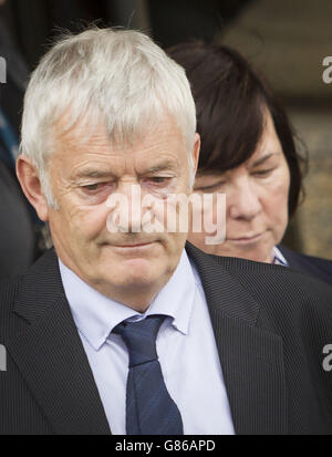 John Buckley e sua moglie Marian si levano in piedi fuori Glasgow High Court, Glasgow, dopo che Alexander Pacteau ha ammesso battere la loro figlia Karen a morte con una chiave allora che prova a smaltire il suo corpo usando soda caustica. Foto Stock