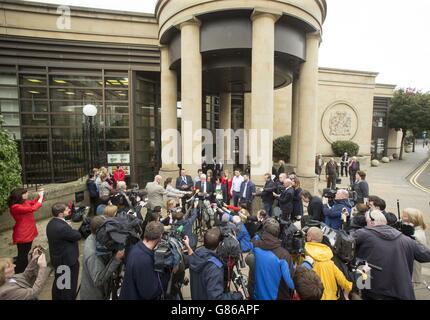 John Buckley fa dichiarazione con sua moglie Marian Buckley, fuori Glasgow High Court, Glasgow, dopo che Alexander Pacteau ha ammesso di battere la loro figlia Karen a morte con una chiave poi cercando di smaltire il suo corpo utilizzando soda caustica. Foto Stock