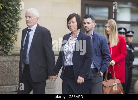 John Buckley (a sinistra) con sua moglie Marian Buckley, il loro figlio Kieran Buckley e Niamh moglie di Brendan Buckley (non raffigurata), arriva a High Court, Glasgow davanti ad Alexander Pacteau che si è reso colpevole della loro figlia Karen a morte con una chiave inglese, cercando quindi di smaltire il suo corpo utilizzando soda caustica. Foto Stock