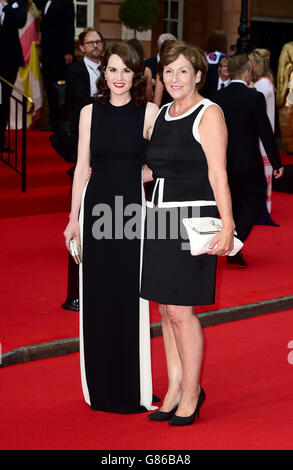Michelle Dockery e ospite che partecipa a una serata di tributo BAFTA per Downton Abbey tenuta al Richmond Theatre di Londra. PREMERE ASSOCIAZIONE foto. Data immagine: Martedì 11 agosto 2015. Il credito fotografico dovrebbe essere: Ian West/PA Wire Foto Stock