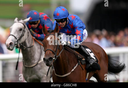 L'icona di Epsom guidata da Graham Lee (a destra) vince il Denford Stud Stakes durante il Betfred Ladies Day all'ippodromo di Newbury. Foto Stock