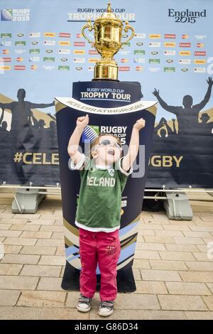 La sostenitrice irlandese Alicia Walsh (tre), con la Webb Ellis Cup a Stratford-upon-Avon il giorno 68 del Rugby World Cup Trophy Tour di 100 giorni del Regno Unito e Irlanda. Data immagine: Lunedì 17 agosto 2015. Il credito fotografico dovrebbe essere: Ben Birchall/England Rugby 2015 via PA Wire Foto Stock