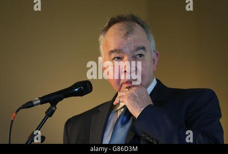 John Prine, cantautore di musica folk e country americano, partecipa al Creative Minds Event con Kevin o'Malley, nella sua residenza di Dublino, ospitato dall'ambasciatore degli Stati Uniti in Irlanda. Foto Stock