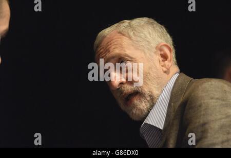 Il candidato alla leadership del lavoro Jeremy Corbyn parla al Tyne Theatre and Opera House di Newcastle durante la sua campagna. Foto Stock