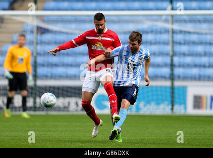 Chris Stokes di Coventry City (a destra) e Marcus Haber di Crewe Alexandra combattono per la palla durante la partita della Sky Bet League One alla Ricoh Arena di Coventry. Foto Stock