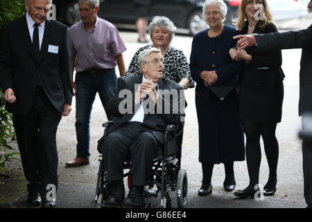 Kenny Willis arriva per i funerali di Cilla Black alla chiesa di St Mary a Woolton, Liverpool. Foto Stock