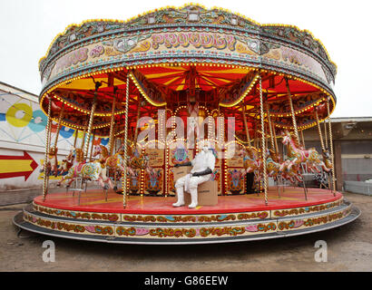 Un'installazione allegra-go-round durante la rassegna stampa per la più grande mostra dell'artista Banksy, intitolata 'Dismaland', a Tropicana a Weston-super-Mare, Somerset. Foto Stock