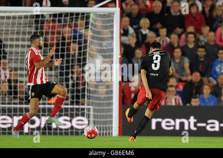 Tim Sparv (a destra) del FC Midtjylland segna il primo gol del suo fianco durante la UEFA Europa League, Qualifying Play-off, prima tappa al St Mary's Stadium di Southampton. Foto Stock