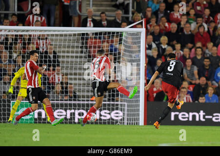 Tim Sparv (a destra) del FC Midtjylland segna il primo gol del suo fianco durante la UEFA Europa League, Qualifying Play-off, prima tappa al St Mary's Stadium di Southampton. Foto Stock