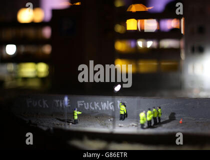 Dettaglio di un brano di Jimmy Cauty, intitolato il principio di spostamento delle conseguenze un modello di un'intera città congelato subito dopo un periodo enorme di disordini civili durante la rassegna stampa per il più grande show dell'artista Banksy finora, intitolato 'Dismaland', a Tropicana a Weston-super-Mare, Somerset. Foto Stock