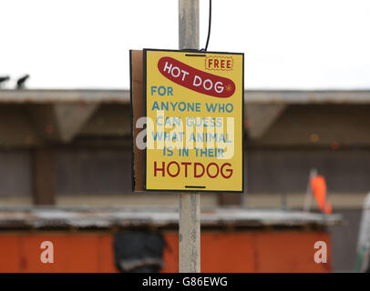 Un cartello hot dog in mostra durante la giornata stampa per il più grande spettacolo dell'artista Banksy fino ad oggi, intitolato 'Dismaland', al Tropicana in Weston-super-Mare, Somerset. Foto Stock