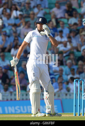 Il capitano dell'Inghilterra Alastair Cook guarda durante il terzo giorno del quinto test di Ashes Investec al Kia Oval, Londra. Foto Stock