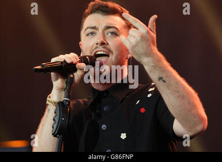 Sam Smith si esibisce sul Virgin Media Stage, durante il primo giorno del V Festival, all'Hylands Park di Chelmsford, Essex. Foto Stock