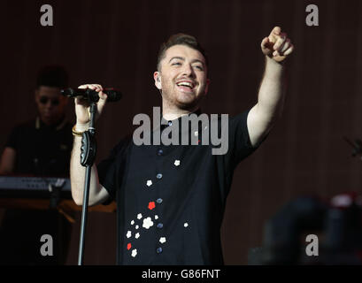 Sam Smith si esibisce sul Virgin Media Stage, durante il primo giorno del V Festival, all'Hylands Park di Chelmsford, Essex. Foto Stock