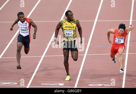 L'Usain Bolt della Giamaica si qualifica per la finale vincendo i 100 metri Heat 1 degli uomini, durante il secondo giorno dei Campionati del mondo IAAF allo Stadio Nazionale di Pechino, in Cina. Foto Stock