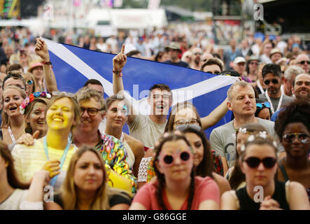 Gli appassionati di musica nella folla con una grande bandiera di salvataggio mentre i proclaimers si esibiscono sul Virgin Media Stage, durante il V Festival presso l'Hylands Park a Chelmsford, Essex. Foto Stock