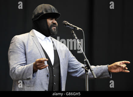 Gregory Porter si esibisce sul palco Virgin Media durante il secondo giorno del V Festival, presso l'Hylands Park di Chelmsford, Essex. Foto Stock