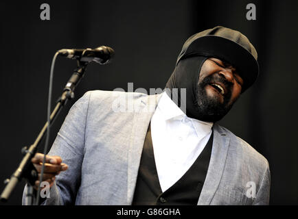 Gregory Porter si esibisce sul palco Virgin Media durante il secondo giorno del V Festival, presso l'Hylands Park di Chelmsford, Essex. Foto Stock