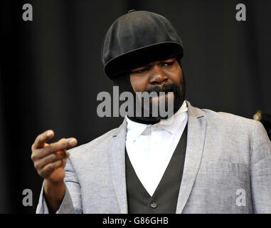 Gregory Porter si esibisce sul palco Virgin Media durante il secondo giorno del V Festival, presso l'Hylands Park di Chelmsford, Essex. Foto Stock