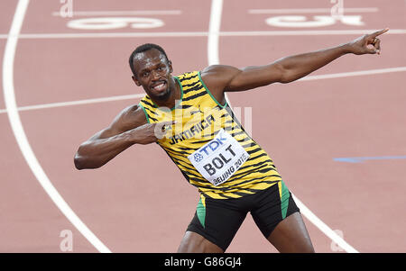 L'Usain Bolt della Giamaica celebra la vittoria dell'oro nei 100 metri da uomo durante il secondo giorno dei Campionati del mondo IAAF allo Stadio Nazionale di Pechino, in Cina. Foto Stock