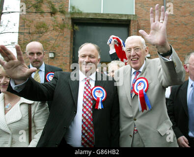 David Simpson MP e il leader del partito DUP Rev Ian Paisley (a destra) dopo aver disposto David Trimble come deputato seduto nella valle di Lagan. Foto Stock