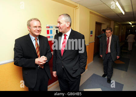 Mark Durkan, leader dell'SDLP, festeggia (al centro) con Sinn Feins Martin McGuinness (a sinistra) mentre entrambi i politici hanno superato i sondaggi rispettivamente nelle regioni Foyle e Mid Ulster. Foto Stock