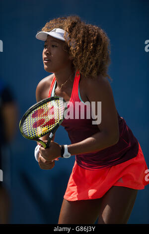 Naomi Osaka (JPN) durante la sua partita di Singles di qualificazione femminile del turno 2 contro Johanna Konta (GBR) durante gli US Open al Billie Jean King National Tennis Center. Foto Stock