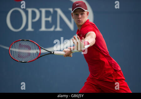 Kyle Edmund (GBR) in azione durante il suo turno 2 uomini Qualifying singles match contro Guido Andreozzi (ARG) durante gli US Open al Billie Jean King National Tennis Center. Foto Stock