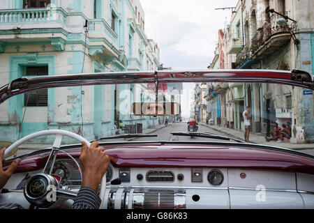 La guida di un auto classica a l'Avana, Cuba Foto Stock