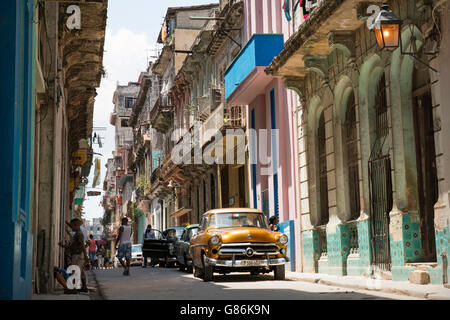 Classic parcheggiato su una strada in Havana, Cuba Foto Stock