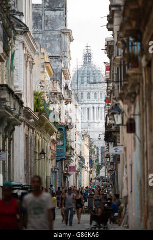 Strada di Cuba con il Capitol Building visibile in background Foto Stock
