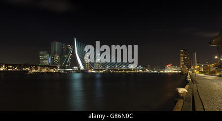 Ponte Erasmus e dello skyline della città di notte, Rotterdam, Olanda Foto Stock