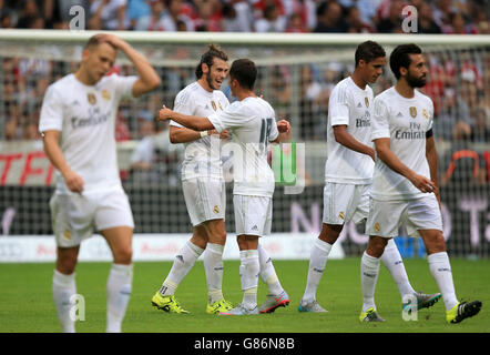 Gareth Bale del Real Madrid festeggia il secondo gol del suo fianco Del gioco con il compagno di squadra Lucas Vazquez (a destra) Foto Stock