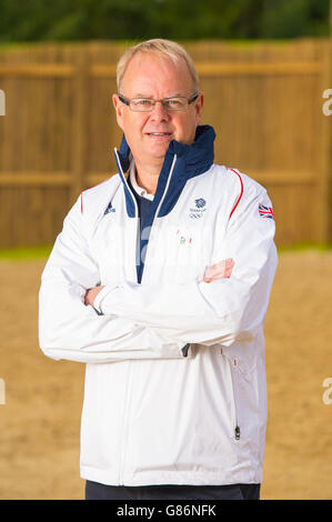 Team GB Chef de Mission Mark England durante una fotocellula al Queen Elizabeth Olympic Park, Londra, per segnare un anno per andare fino ai Giochi Olimpici di Rio 2016. Foto Stock