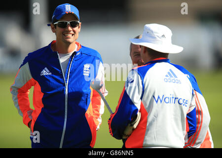 Il capitano dell'Inghilterra Alastair Cook (a sinistra) parla con il capo allenatore Trevor Bayliss (al centro) durante la sessione di reti a Trent Bridge, Nottingham. Foto Stock