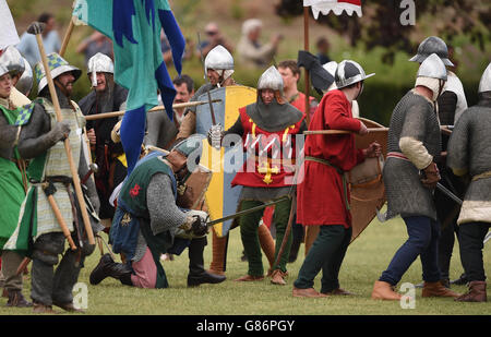 I re-attori giocano la Battaglia di Evesham all'Abbey Park di Evesham. Foto Stock