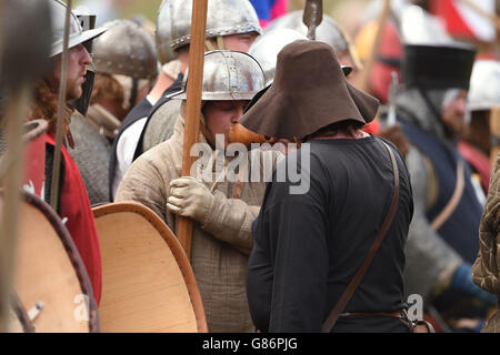 Un re-enactor prende l'acqua mentre gioca la battaglia di Evesham a Abbey Park a Evesham. Foto Stock