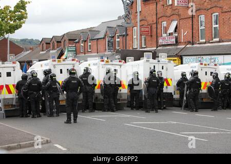 Gli ufficiali e i veicoli PSNI a Belfast, come importante operazione di sicurezza, sono in corso nel centro della città, davanti a una controversa sfilata repubblicana e alle relative proteste lealiste. Foto Stock