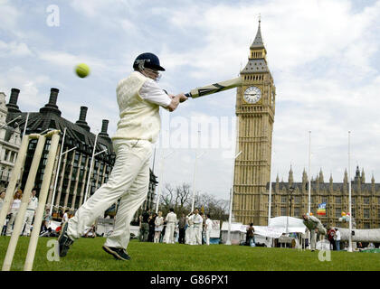 Gli Hijackers spaziali giocano un gioco di cricket in Parliament Square come celebrazione del giorno di maggio e in parte a sostegno del protestore di pace a lungo termine Brian Haw. Foto Stock