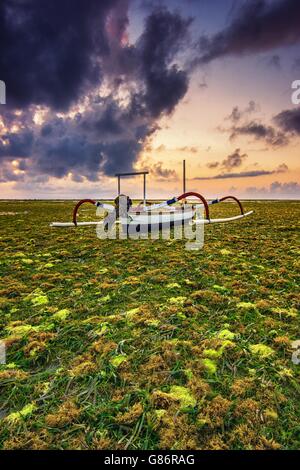 Barca sulla spiaggia di Sanur, Bali, Indonesia Foto Stock