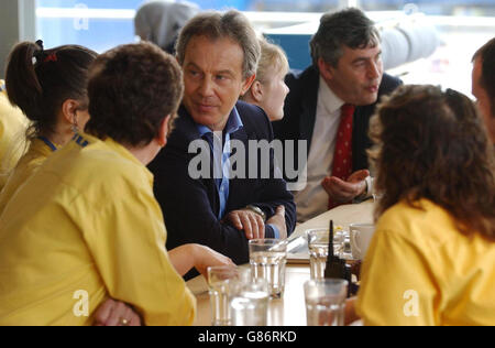 Il primo Ministro Tony Blair e il Cancelliere dello scacchiere Gordon Brown (a destra) incontrano il personale nella mensa di Ikea. Foto Stock