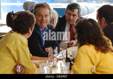 Il primo Ministro Tony Blair e il Cancelliere dello scacchiere Gordon Brown (a destra) incontrano il personale nella mensa di Ikea. Foto Stock