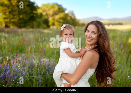 Ritratto di sorridente madre e figlia Foto Stock