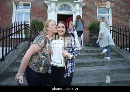 Haley Briody (a destra) celebra i risultati dei suoi esami con la mamma Sheila al Loretto College di Dublino. Foto Stock