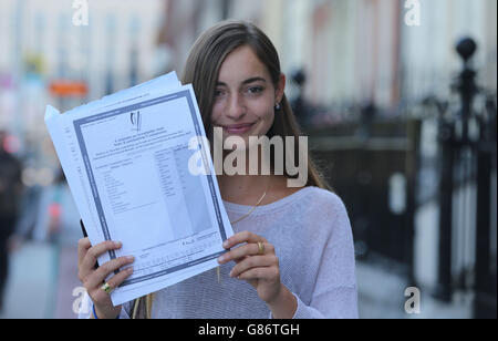 Risultati del certificato in uscita. Marguerite Mullan celebra i risultati degli esami di certificazione che ha lasciato al Loretto College di Dublino. Foto Stock